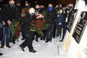 16.01.2021. Starachowice. Złożenie kwiatów przed tablicami w Panteonie Pamięci Narodowej. Na zdjęciu: Jarosław Kaczyński - prezes PiS / Jarosław Kubalski / Radio Kielce