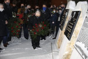 16.01.2021. Starachowice. Złożenie kwiatów przed tablicami w Panteonie Pamięci Narodowej. Na zdjęciu: Jarosław Kaczyński - prezes PiS / Jarosław Kubalski / Radio Kielce