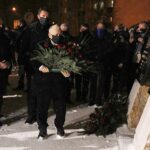 16.01.2021. Starachowice. Złożenie kwiatów przed tablicami w Panteonie Pamięci Narodowej. Na zdjęciu (od lewej): poseł Krzysztof Lipiec - lider świętokrzyskich struktur PiS, Jarosław Kaczyński - prezes PiS / Jarosław Kubalski / Radio Kielce
