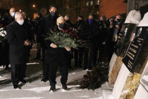 16.01.2021. Starachowice. Złożenie kwiatów przed tablicami w Panteonie Pamięci Narodowej. Na zdjęciu (od lewej): poseł Krzysztof Lipiec - lider świętokrzyskich struktur PiS, Jarosław Kaczyński - prezes PiS / Jarosław Kubalski / Radio Kielce