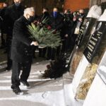16.01.2021. Starachowice. Złożenie kwiatów przed tablicami w Panteonie Pamięci Narodowej. Na zdjęciu: Jarosław Kaczyński - prezes PiS / Jarosław Kubalski / Radio Kielce