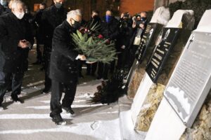 16.01.2021. Starachowice. Złożenie kwiatów przed tablicami w Panteonie Pamięci Narodowej. Na zdjęciu: Jarosław Kaczyński - prezes PiS / Jarosław Kubalski / Radio Kielce