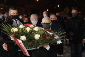 16.01.2021. Starachowice. Złożenie kwiatów przed tablicami w Panteonie Pamięci Narodowej. Na zdjęciu (drugi z lewej): poseł Krzysztof Lipiec - lider świętokrzyskich struktur PiS, Jarosław Kaczyński - prezes PiS / Jarosław Kubalski / Radio Kielce