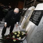16.01.2021. Starachowice. Złożenie kwiatów przed tablicami w Panteonie Pamięci Narodowej. Na zdjęciu: Jarosław Kaczyński - prezes PiS / Jarosław Kubalski / Radio Kielce