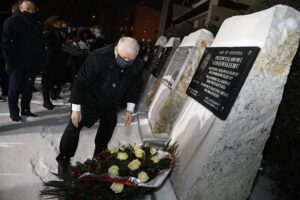 16.01.2021. Starachowice. Złożenie kwiatów przed tablicami w Panteonie Pamięci Narodowej. Na zdjęciu: Jarosław Kaczyński - prezes PiS / Jarosław Kubalski / Radio Kielce