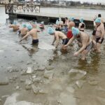 01.01.2022 Morawica. Zalew. Morsy. Morsowanie / Jarosław Kubalski / Radio Kielce