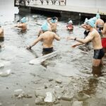 01.01.2022 Morawica. Zalew. Morsy. Morsowanie / Jarosław Kubalski / Radio Kielce