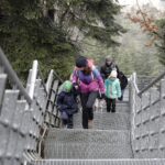 02.01.2022 Święty Krzyż. Turyści / Jarosław Kubalski / Radio Kielce