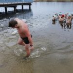 01.01.2022 Morawica. Zalew. Morsy. Morsowanie / Jarosław Kubalski / Radio Kielce