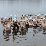 01.01.2022 Morawica. Zalew. Morsy. Morsowanie / Jarosław Kubalski / Radio Kielce