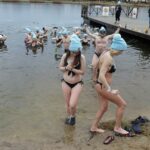 01.01.2022 Morawica. Zalew. Morsy. Morsowanie / Jarosław Kubalski / Radio Kielce