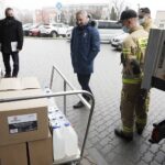 13.01.2022 Kielce. Wojewoda przekazuje środki ochrony indywidualnej do punktu szczepień przy ŚCO. Na zdjeciu od lewej: dyrektor Wydziału Bezpieczeństwa i Zarządzania Kryzysowego ŚUW Robert Sabat i wojewoda Zbigniew Koniusz / Jarosław Kubalski / Radio Kielce