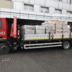 13.01.2022 Kielce. Wojewoda przekazuje środki ochrony indywidualnej do punktu szczepień przy ŚCO / Jarosław Kubalski / Radio Kielce