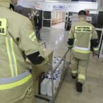 13.01.2022 Kielce. Wojewoda przekazuje środki ochrony indywidualnej do punktu szczepień przy ŚCO / Jarosław Kubalski / Radio Kielce