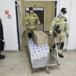 13.01.2022 Kielce. Wojewoda przekazuje środki ochrony indywidualnej do punktu szczepień przy ŚCO / Jarosław Kubalski / Radio Kielce