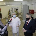 13.01.2022 Kielce. Wojewoda przekazuje środki ochrony indywidualnej do punktu szczepień przy ŚCO. Na zdjęciu od lewej: dyrektor ŚCO Stanisław Góźdź i wojewoda Zbigniew Koniusz / Jarosław Kubalski / Radio Kielce