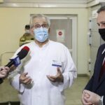 13.01.2022 Kielce. Wojewoda przekazuje środki ochrony indywidualnej do punktu szczepień przy ŚCO. Na zdjęciu od lewej: dyrektor ŚCO Stanisław Góźdź i wojewoda Zbigniew Koniusz / Jarosław Kubalski / Radio Kielce