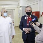 13.01.2022 Kielce. Wojewoda przekazuje środki ochrony indywidualnej do punktu szczepień przy ŚCO. Na zdjęciu od lewej: dyrektor ŚCO Stanisław Góźdź i wojewoda Zbigniew Koniusz / Jarosław Kubalski / Radio Kielce