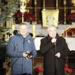 15.01.2022  Kielce. Kościół garnizonowy. Koncert laureatów X Międzynarodowego Konkursu Kolęd, Pastorałek i Piosenek Świątecznych. Na zdjęciu od lewej: wojewoda Zbigniew Koniusz i marszałek Andrzej Bętkowski / Jarosław Kubalski / Radio Kielce