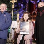 15.01.2022  Kielce. Kościół garnizonowy. Koncert laureatów X Międzynarodowego Konkursu Kolęd, Pastorałek i Piosenek Świątecznych. Wreczenie dyplomów i wyróżnień. Na zdjęciu od lewej: wojewoda Zbigniew Koniusz, Lilianna Grudzień i marszałek Andrzej Bękowski / Jarosław Kubalski / Radio Kielce