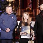 15.01.2022  Kielce. Kościół garnizonowy. Koncert laureatów X Międzynarodowego Konkursu Kolęd, Pastorałek i Piosenek Świątecznych. Wreczenie dyplomów i wyróżnień. Na zdjęciu od lewej: wojewoda Zbigniew Koniusz, Apolonia Jakubczyk i marszałek Andrzej Bękowski / Jarosław Kubalski / Radio Kielce