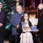 15.01.2022  Kielce. Kościół garnizonowy. Koncert laureatów X Międzynarodowego Konkursu Kolęd, Pastorałek i Piosenek Świątecznych. Wreczenie dyplomów i wyróżnień. Na zdjęciu od lewej: prezes Polskiego Radia Kielce Janusz Knap, wojewoda Zbigniew Koniusz, Julia Kmiecik i marszałek Andrzej Bękowski / Jarosław Kubalski / Radio Kielce