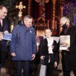 15.01.2022  Kielce. Kościół garnizonowy. Koncert laureatów X Międzynarodowego Konkursu Kolęd, Pastorałek i Piosenek Świątecznych. Wreczenie dyplomów i wyróżnień. Na zdjęciu od lewej: prezes Polskiego Radia Kielce Janusz Knap, wojewoda Zbigniew Koniusz, Miłosz Krysiak i marszałek Andrzej Bękowski / Jarosław Kubalski / Radio Kielce