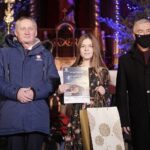 15.01.2022  Kielce. Kościół garnizonowy. Koncert laureatów X Międzynarodowego Konkursu Kolęd, Pastorałek i Piosenek Świątecznych. Wreczenie dyplomów i wyróżnień. Na zdjęciu od lewej: wojewoda Zbigniew Koniusz,Lena Małodzińska i marszałek Andrzej Bękowski / Jarosław Kubalski / Radio Kielce