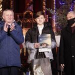 15.01.2022  Kielce. Kościół garnizonowy. Koncert laureatów X Międzynarodowego Konkursu Kolęd, Pastorałek i Piosenek Świątecznych. Wreczenie dyplomów i wyróżnień. Na zdjęciu od lewej: wojewoda Zbigniew Koniusz, Miłosz Dobrucki i marszałek Andrzej Bękowski / Jarosław Kubalski / Radio Kielce
