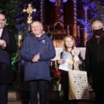 15.01.2022  Kielce. Kościół garnizonowy. Koncert laureatów X Międzynarodowego Konkursu Kolęd, Pastorałek i Piosenek Świątecznych. Wreczenie dyplomów i wyróżnień. Na zdjęciu od lewej: prezes Polskiego Radia Kielce Janusz Knap, wojewoda Zbigniew Koniusz, Hanna Jakubczyk i marszałek Andrzej Bękowski / Jarosław Kubalski / Radio Kielce