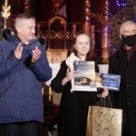 15.01.2022  Kielce. Kościół garnizonowy. Koncert laureatów X Międzynarodowego Konkursu Kolęd, Pastorałek i Piosenek Świątecznych. Wreczenie dyplomów i wyróżnień. Na zdjęciu od lewej: wojewoda Zbigniew Koniusz, Marcelina Obara i marszałek Andrzej Bękowski / Jarosław Kubalski / Radio Kielce