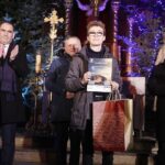 15.01.2022  Kielce. Kościół garnizonowy. Koncert laureatów X Międzynarodowego Konkursu Kolęd, Pastorałek i Piosenek Świątecznych. Wreczenie dyplomów i wyróżnień. Na zdjęciu od lewej: prezes Polskiego Radia Kielce Janusz Knap, wojewoda Zbigniew Koniusz, Kacper Kujawski i marszałek Andrzej Bękowski / Jarosław Kubalski / Radio Kielce