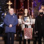15.01.2022  Kielce. Kościół garnizonowy. Koncert laureatów X Międzynarodowego Konkursu Kolęd, Pastorałek i Piosenek Świątecznych. Wreczenie dyplomów i wyróżnień. Na zdjęciu od lewej: prezes Polskiego Radia Kielce Janusz Knap, wojewoda Zbigniew Koniusz, Sylwia Lasota i marszałek Andrzej Bękowski / Jarosław Kubalski / Radio Kielce