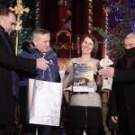 15.01.2022  Kielce. Kościół garnizonowy. Koncert laureatów X Międzynarodowego Konkursu Kolęd, Pastorałek i Piosenek Świątecznych. Wreczenie dyplomów i wyróżnień. Na zdjęciu od lewej: prezes Polskiego Radia Kielce Janusz Knap, wojewoda Zbigniew Koniusz, mama Mariki Kowalskiej i marszałek Andrzej Bękowski / Jarosław Kubalski / Radio Kielce