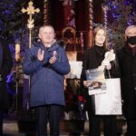 15.01.2022  Kielce. Kościół garnizonowy. Koncert laureatów X Międzynarodowego Konkursu Kolęd, Pastorałek i Piosenek Świątecznych. Wreczenie dyplomów i wyróżnień. Na zdjęciu od lewej: prezes Polskiego Radia Kielce Janusz Knap, wojewoda Zbigniew Koniusz, Urszula Szumska i marszałek Andrzej Bękowski / Jarosław Kubalski / Radio Kielce