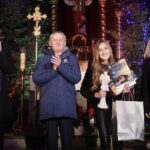 15.01.2022  Kielce. Kościół garnizonowy. Koncert laureatów X Międzynarodowego Konkursu Kolęd, Pastorałek i Piosenek Świątecznych. Wreczenie dyplomów i wyróżnień. Na zdjęciu od lewej: prezes Polskiego Radia Kielce Janusz Knap, wojewoda Zbigniew Koniusz, Aleksandra Gąska i marszałek Andrzej Bękowski / Jarosław Kubalski / Radio Kielce