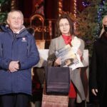 15.01.2022  Kielce. Kościół garnizonowy. Koncert laureatów X Międzynarodowego Konkursu Kolęd, Pastorałek i Piosenek Świątecznych. Wreczenie dyplomów i wyróżnień. Na zdjęciu od lewej: wojewoda Zbigniew Koniusz, Marcelina Cieślak i marszałek Andrzej Bękowski / Jarosław Kubalski / Radio Kielce