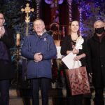 15.01.2022  Kielce. Kościół garnizonowy. Koncert laureatów X Międzynarodowego Konkursu Kolęd, Pastorałek i Piosenek Świątecznych. Wreczenie dyplomów i wyróżnień. Na zdjęciu od lewej: prezes Polskiego Radia Kielce Janusz Knap, wojewoda Zbigniew Koniusz, Paulina Świątek i marszałek Andrzej Bękowski / Jarosław Kubalski / Radio Kielce