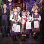 15.01.2022  Kielce. Kościół garnizonowy. Koncert laureatów X Międzynarodowego Konkursu Kolęd, Pastorałek i Piosenek Świątecznych. Wreczenie dyplomów i wyróżnień. Na zdjęciu od lewej: prezes Polskiego Radia Kielce Janusz Knap, wojewoda Zbigniew Koniusz, zespół Radosne Nutki i marszałek Andrzej Bękowski / Jarosław Kubalski / Radio Kielce