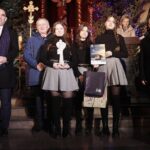 15.01.2022  Kielce. Kościół garnizonowy. Koncert laureatów X Międzynarodowego Konkursu Kolęd, Pastorałek i Piosenek Świątecznych. Wreczenie dyplomów i wyróżnień. Na zdjęciu od lewej: prezes Polskiego Radia Kielce Janusz Knap, wojewoda Zbigniew Koniusz, zespół CANTUS DEI i marszałek Andrzej Bękowski / Jarosław Kubalski / Radio Kielce