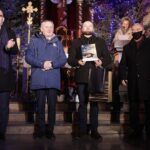 15.01.2022  Kielce. Kościół garnizonowy. Koncert laureatów X Międzynarodowego Konkursu Kolęd, Pastorałek i Piosenek Świątecznych. Wreczenie dyplomów i wyróżnień. Na zdjęciu od lewej: prezes Polskiego Radia Kielce Janusz Knap, wojewoda Zbigniew Koniusz, przedstawiciel Kapeli Fundacji KUKUĹECZKA i marszałek Andrzej Bękowski / Jarosław Kubalski / Radio Kielce