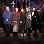 15.01.2022  Kielce. Kościół garnizonowy. Koncert laureatów X Międzynarodowego Konkursu Kolęd, Pastorałek i Piosenek Świątecznych. Wreczenie dyplomów i wyróżnień. Na zdjęciu od lewej: prezes Polskiego Radia Kielce Janusz Knap, wojewoda Zbigniew Koniusz, zespół 4ROSES i marszałek Andrzej Bękowski / Jarosław Kubalski / Radio Kielce