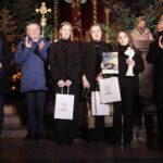 15.01.2022  Kielce. Kościół garnizonowy. Koncert laureatów X Międzynarodowego Konkursu Kolęd, Pastorałek i Piosenek Świątecznych. Wreczenie dyplomów i wyróżnień. Na zdjęciu od lewej: prezes Polskiego Radia Kielce Janusz Knap, wojewoda Zbigniew Koniusz, Tercet Ensamble i marszałek Andrzej Bękowski / Jarosław Kubalski / Radio Kielce