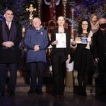 15.01.2022  Kielce. Kościół garnizonowy. Koncert laureatów X Międzynarodowego Konkursu Kolęd, Pastorałek i Piosenek Świątecznych. Wreczenie dyplomów i wyróżnień. Na zdjęciu od lewej: prezes Polskiego Radia Kielce Janusz Knap, wojewoda Zbigniew Koniusz, duet KAMENY i marszałek Andrzej Bękowski / Jarosław Kubalski / Radio Kielce