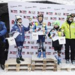 22.01.2022 Krajno. Zawody Narciarskie o Puchar Radia Kielce. Na zdjęciu od lewej: starosta kielecki Mirosław Gebski, Maximilian Gacosa, Karol Kuliński, Franciszek Rumas, instruktor jazdy Łukasz Sędek i prezes Radia Kielce Janusz Knap / Jarosław Kubalski / Radio Kielce