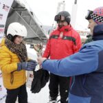 22.01.2022 Krajno. Zawody Narciarskie o Puchar Radia Kielce. Na zdjęciu od lewej:Zofia Stępień, prezes Radia Kielce Janusz Knap i starosta Mirosław Gębski / Jarosław Kubalski / Radio Kielce