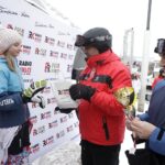 22.01.2022 Krajno. Zawody Narciarskie o Puchar Radia Kielce. Na zdjęciu od lewej: Zofia Tomaszewska, prezes Radia Kielce Janusz Knap i starosta Mirosław Gębski / Jarosław Kubalski / Radio Kielce