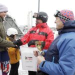 22.01.2022 Krajno. Zawody Narciarskie o Puchar Radia Kielce. Na zdjęciu od lewej: Angela Giacosa, prezes Radia Kielce Janusz Knap i starosta Mirosław Gębski / Jarosław Kubalski / Radio Kielce