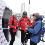 22.01.2022 Krajno. Zawody Narciarskie o Puchar Radia Kielce. Na zdjęciu od lewej: Marta Wojnowska,  prezes Radia Kielce Janusz Knap i starosta Mirosław Gębski / Jarosław Kubalski / Radio Kielce