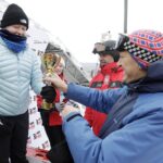 22.01.2022 Krajno. Zawody Narciarskie o Puchar Radia Kielce. Na zdjęciu od lewej: Maria Góźdź , prezes Radia Kielce Janusz Knap i starosta Mirosław Gębski / Jarosław Kubalski / Radio Kielce